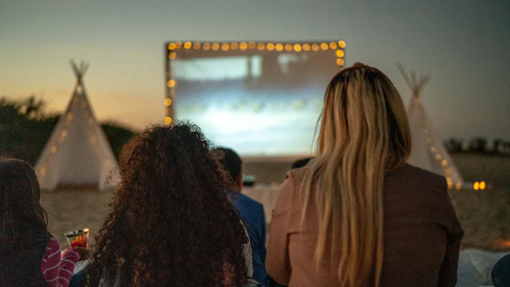 Mini beamer buiten: jouw openluchtbioscoop