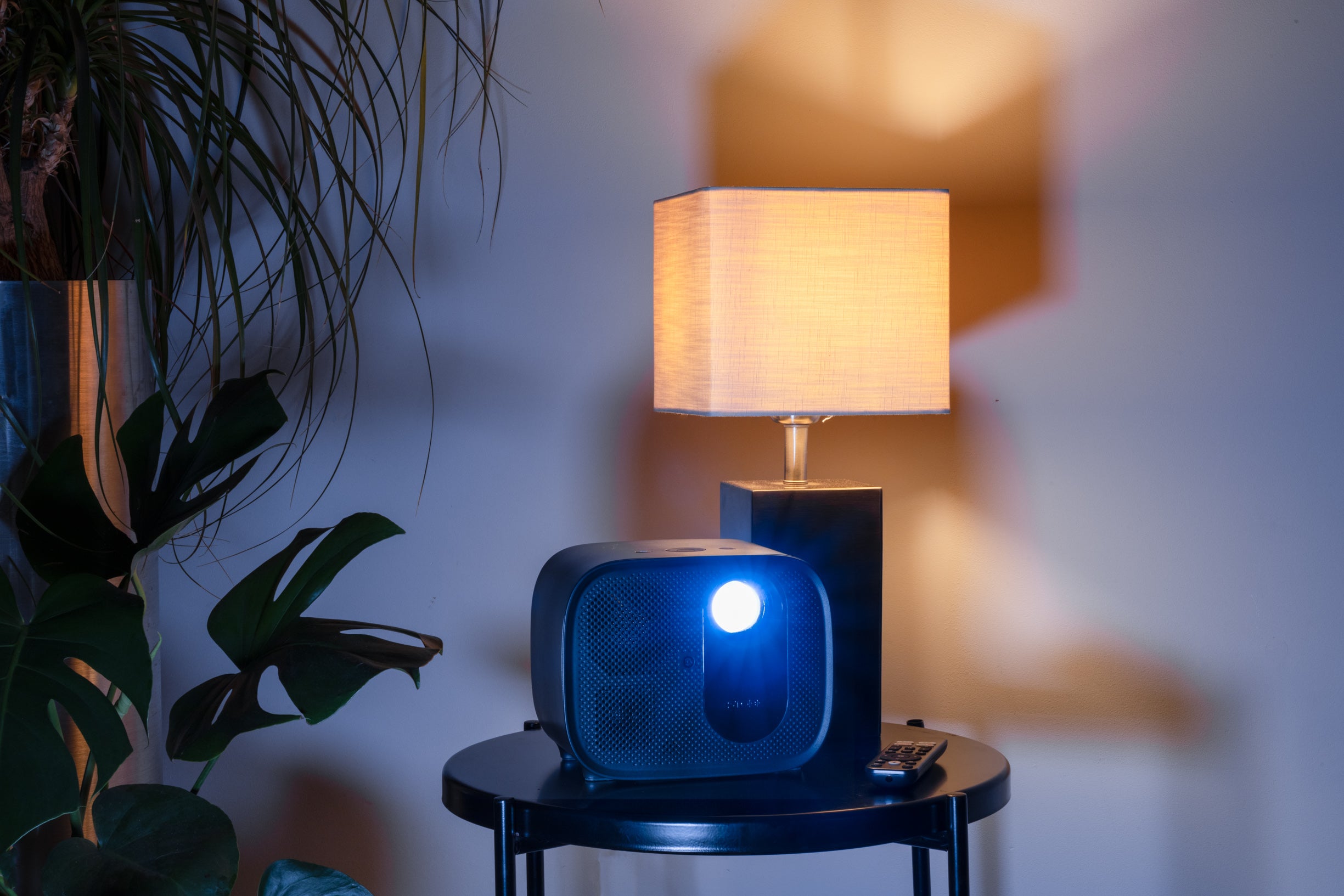 Cinematic smart TV beamer - STOBE.NL